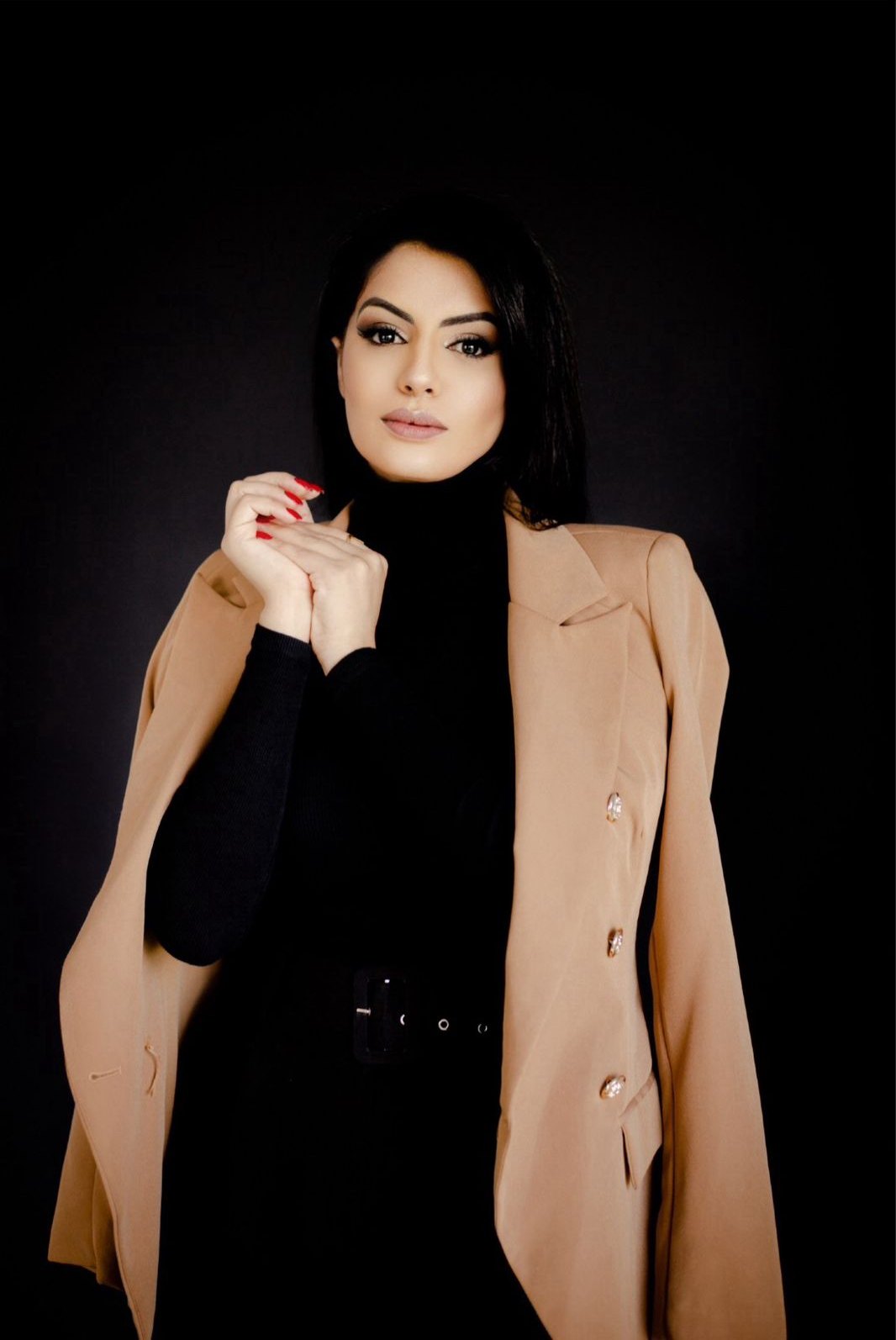 Retrato de Paloma Alisan de blazer caramelo